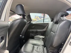 Toyota Yaris Base Sedan 4dr 2010 White