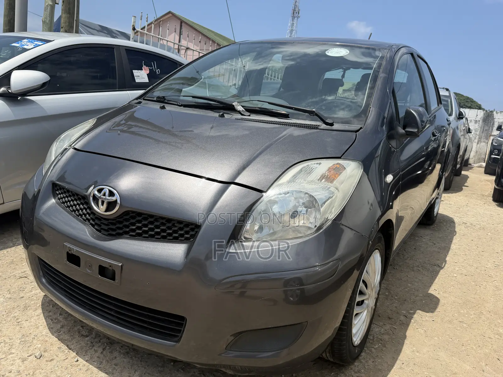 Toyota Yaris Base Sedan 4dr 2010 Gray