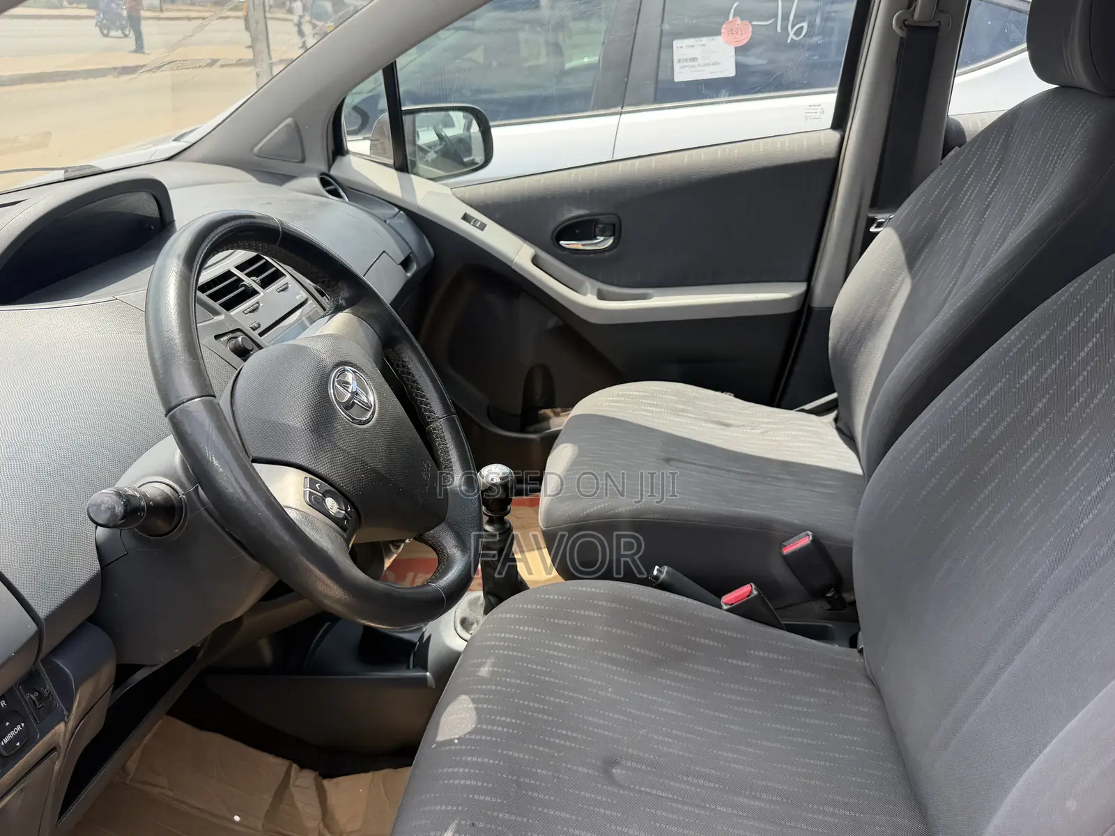 Toyota Yaris Base Sedan 4dr 2010 Gray