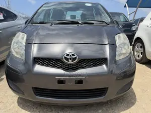 Toyota Yaris Base Sedan 4dr 2010 Gray