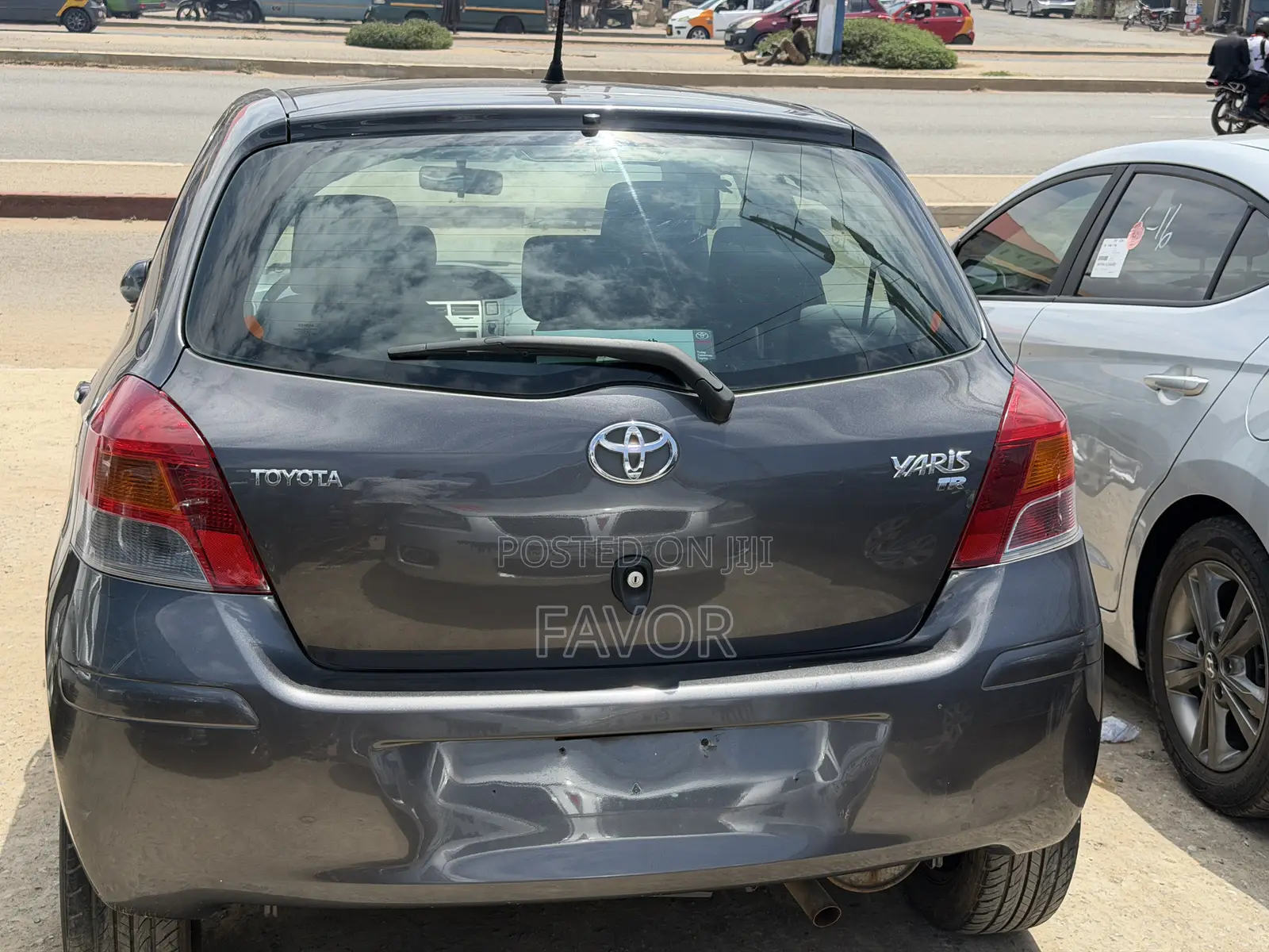 Toyota Yaris Base Sedan 4dr 2010 Gray