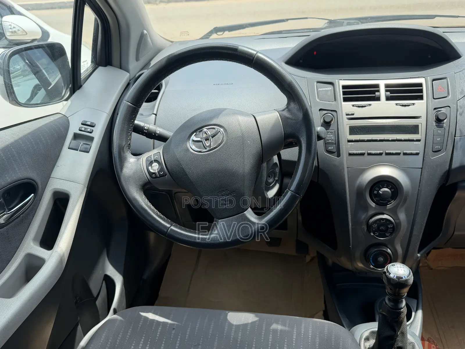 Toyota Yaris Base Sedan 4dr 2010 Gray