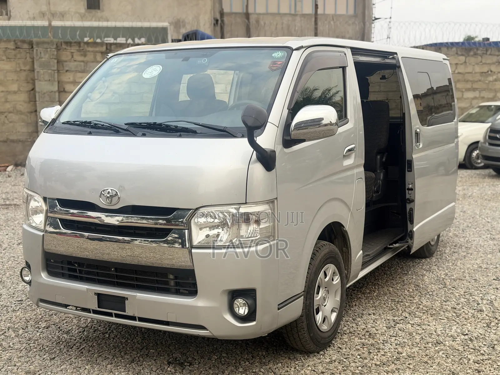 Toyota HiAce 2014 Silver