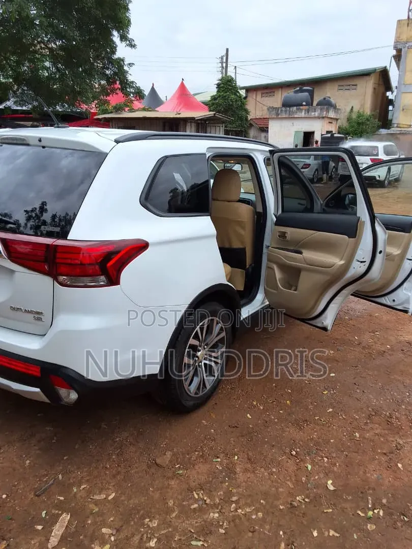 Mitsubishi Outlander 2017 White