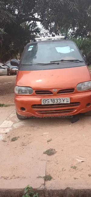 Nissan Caravan (Urvan) 2000 Orange