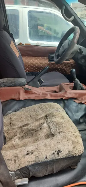 Nissan Caravan (Urvan) 2000 Orange