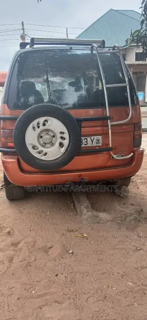Nissan Caravan (Urvan) 2000 Orange