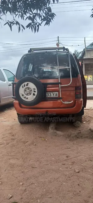 Nissan Caravan (Urvan) 2000 Orange