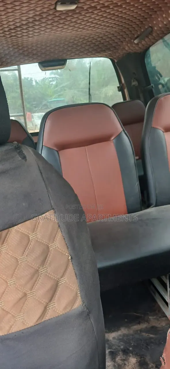 Nissan Caravan (Urvan) 2000 Orange