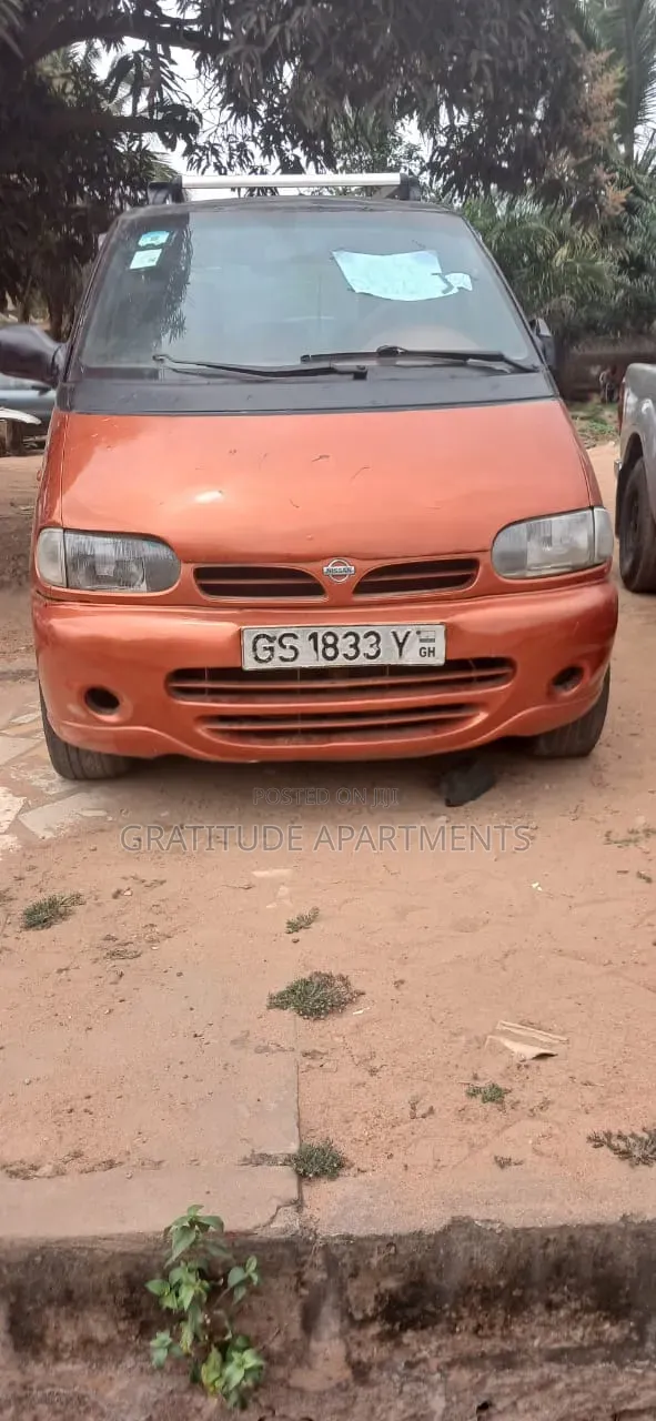 Nissan Caravan (Urvan) 2000 Orange