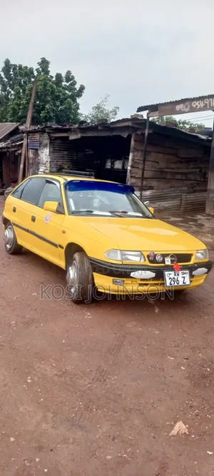 Opel Astra 2000 Yellow