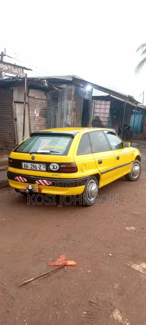 Opel Astra 2000 Yellow