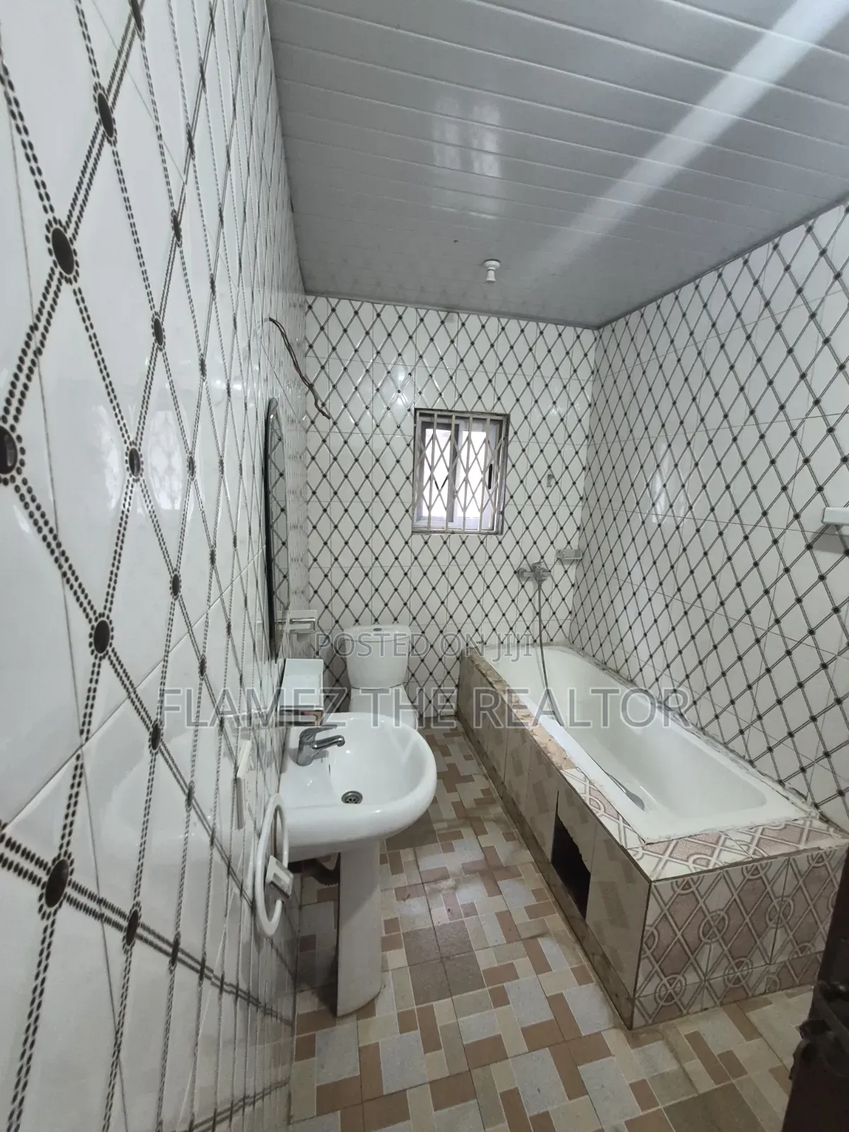 5bdrm House in Stadium Junction, Amasaman for rent