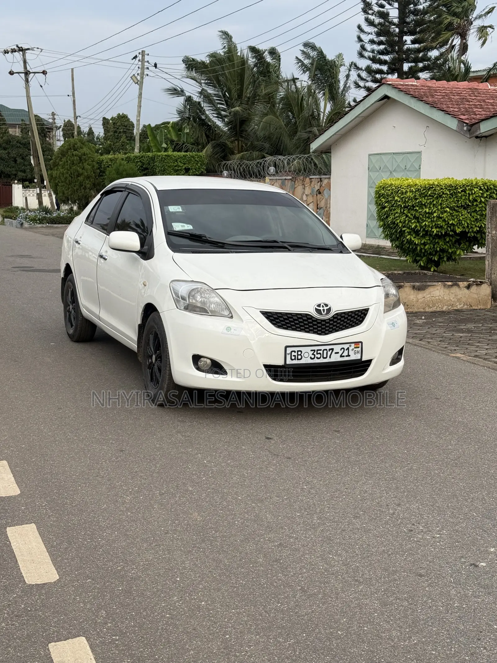Toyota Yaris Base Sedan 4dr 2010 White