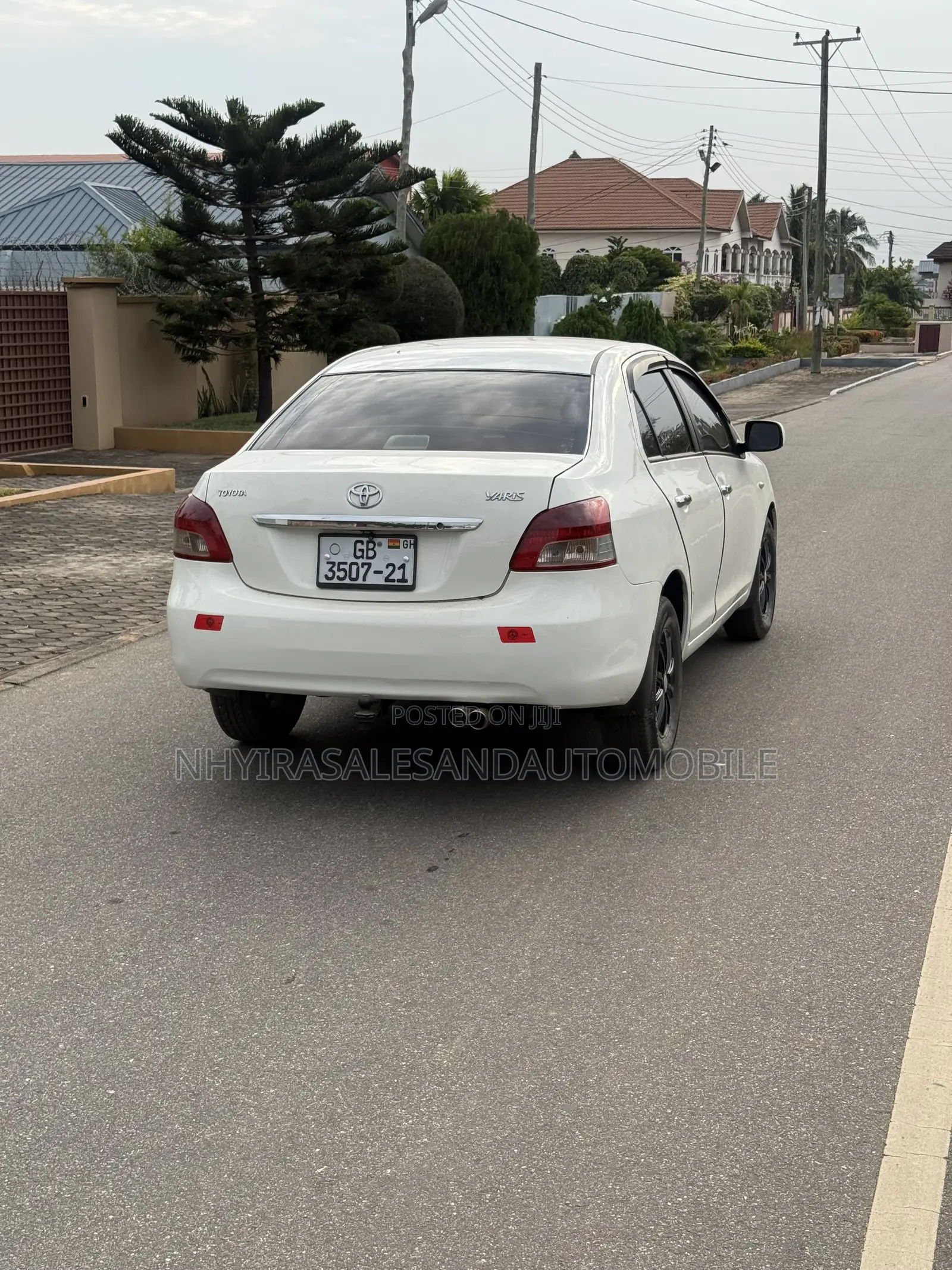 Toyota Yaris Base Sedan 4dr 2010 White