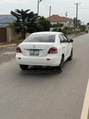 Toyota Yaris Base Sedan 4dr 2010 White