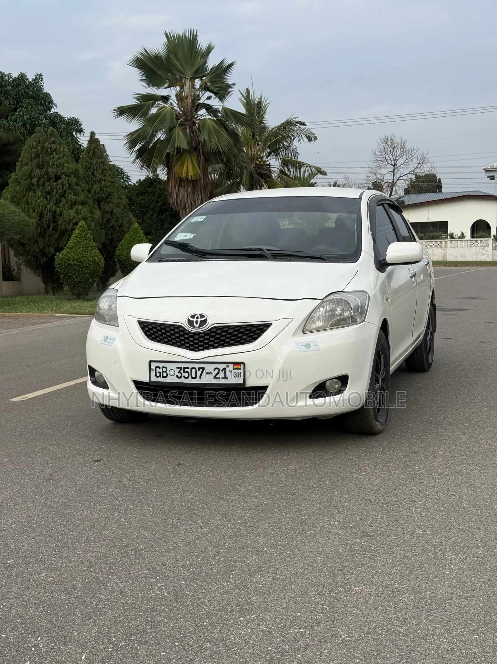 Toyota Yaris Base Sedan 4dr 2010 White