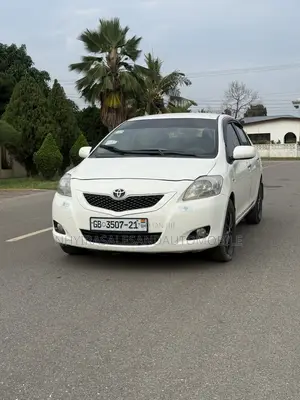 Toyota Yaris Base Sedan 4dr 2010 White