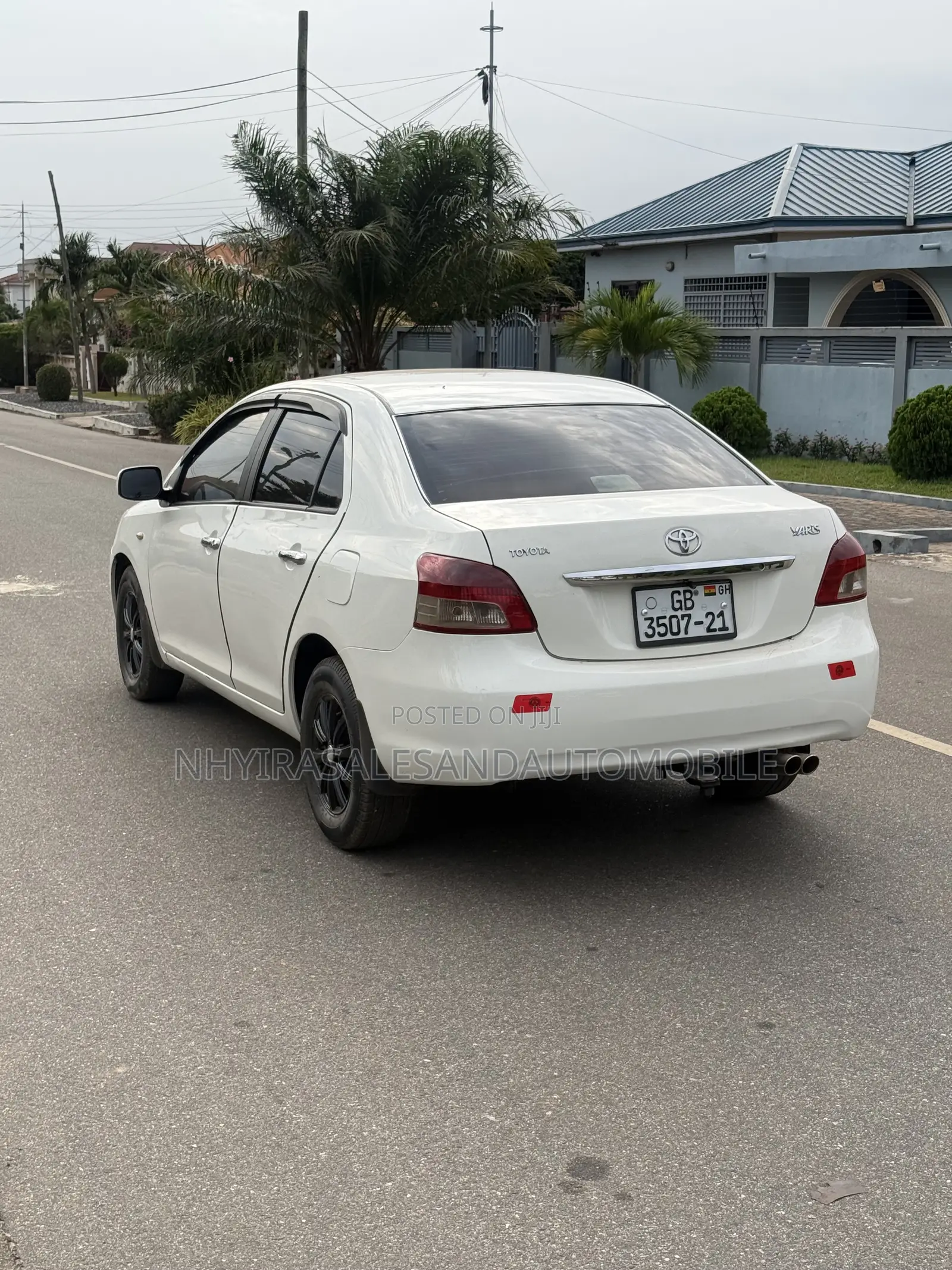 Toyota Yaris Base Sedan 4dr 2010 White