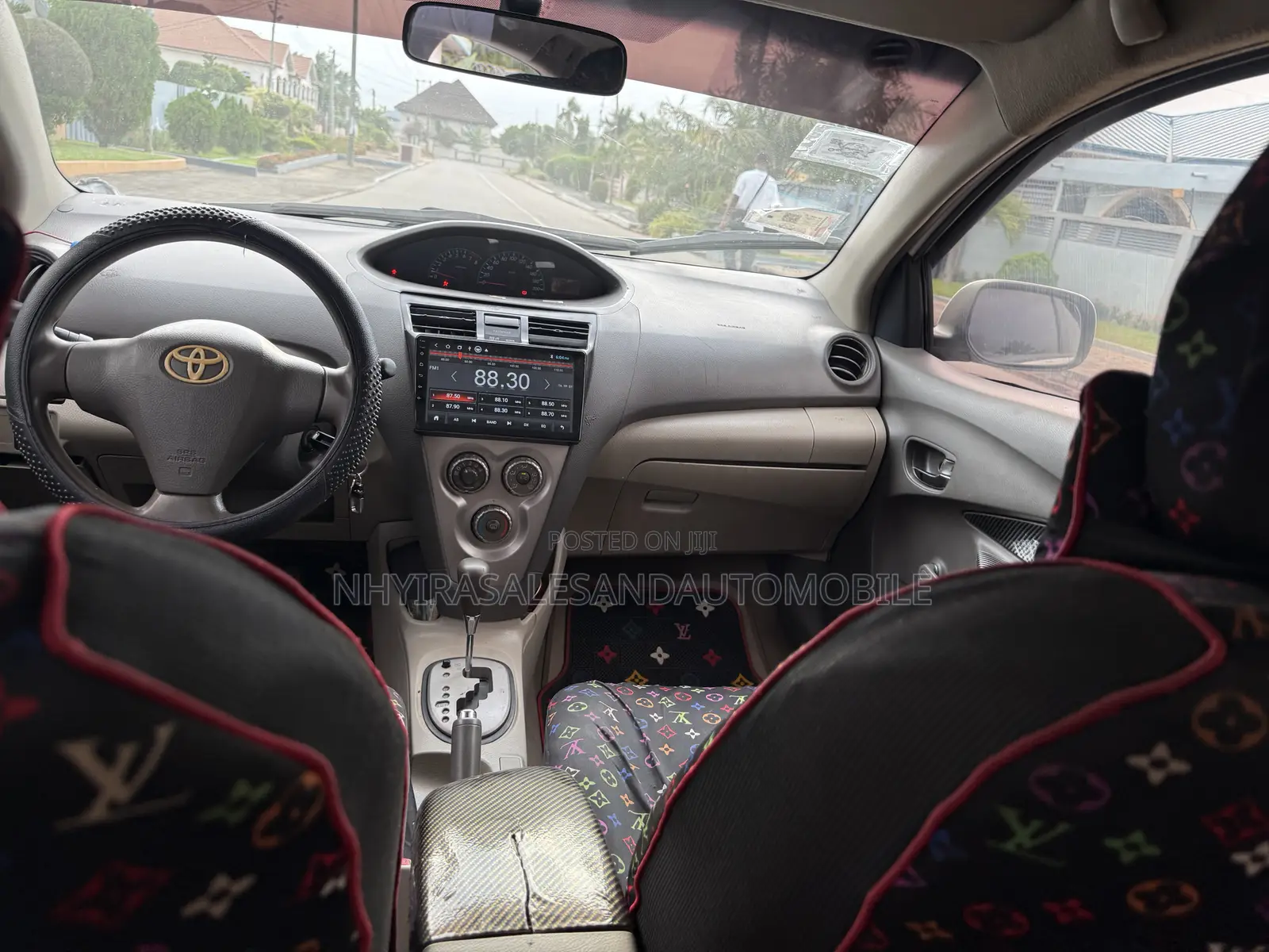 Toyota Yaris Base Sedan 4dr 2010 White
