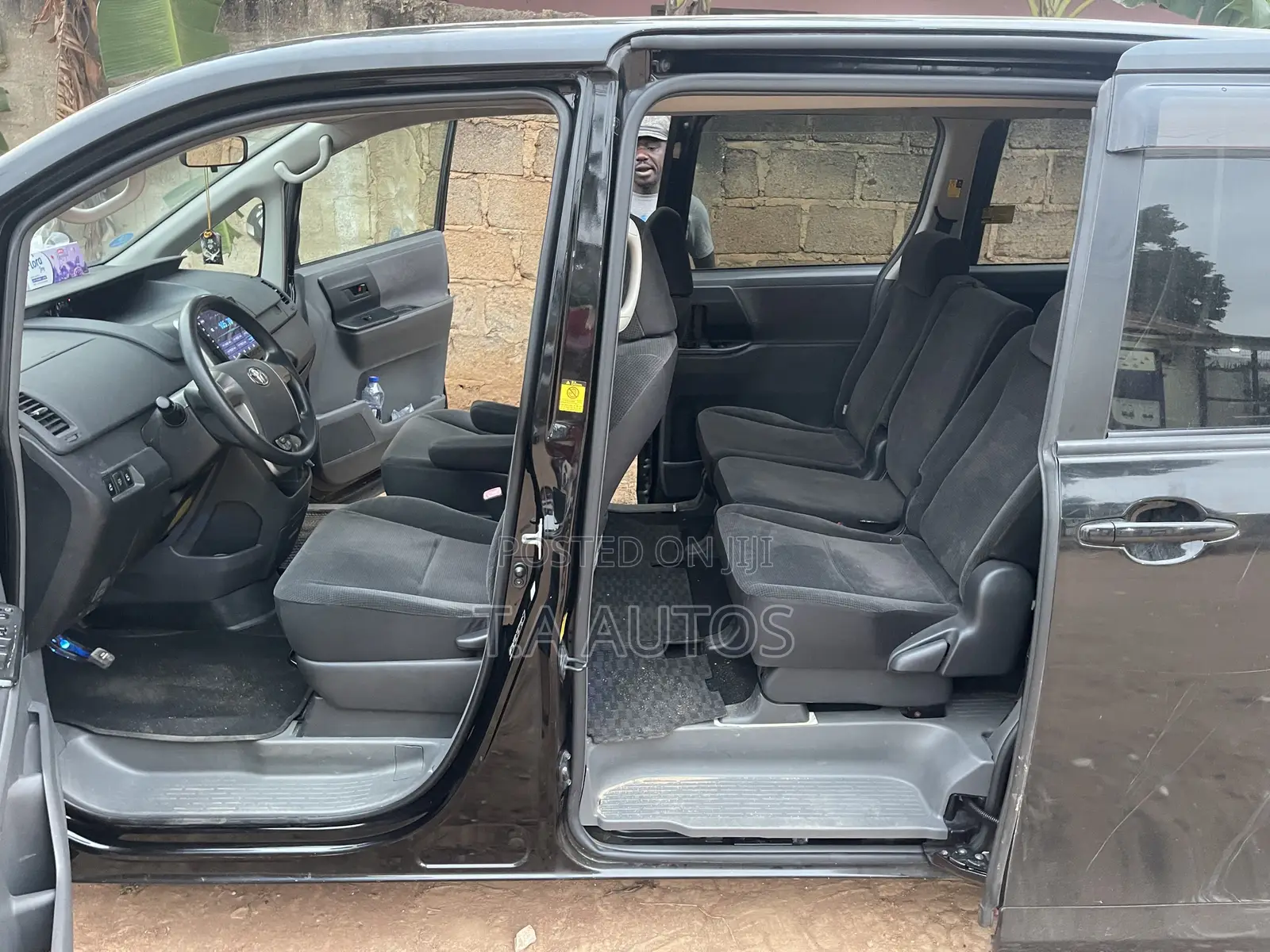 Toyota Voxy X 4WD 8-Seater 2010 Black