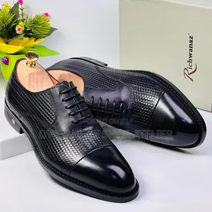 Men's Black Textured Leather Cap-Toe Oxford Dress Shoes.