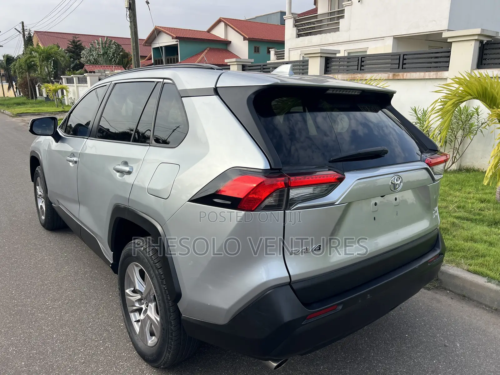 Toyota RAV4 XLE 2022 Silver
