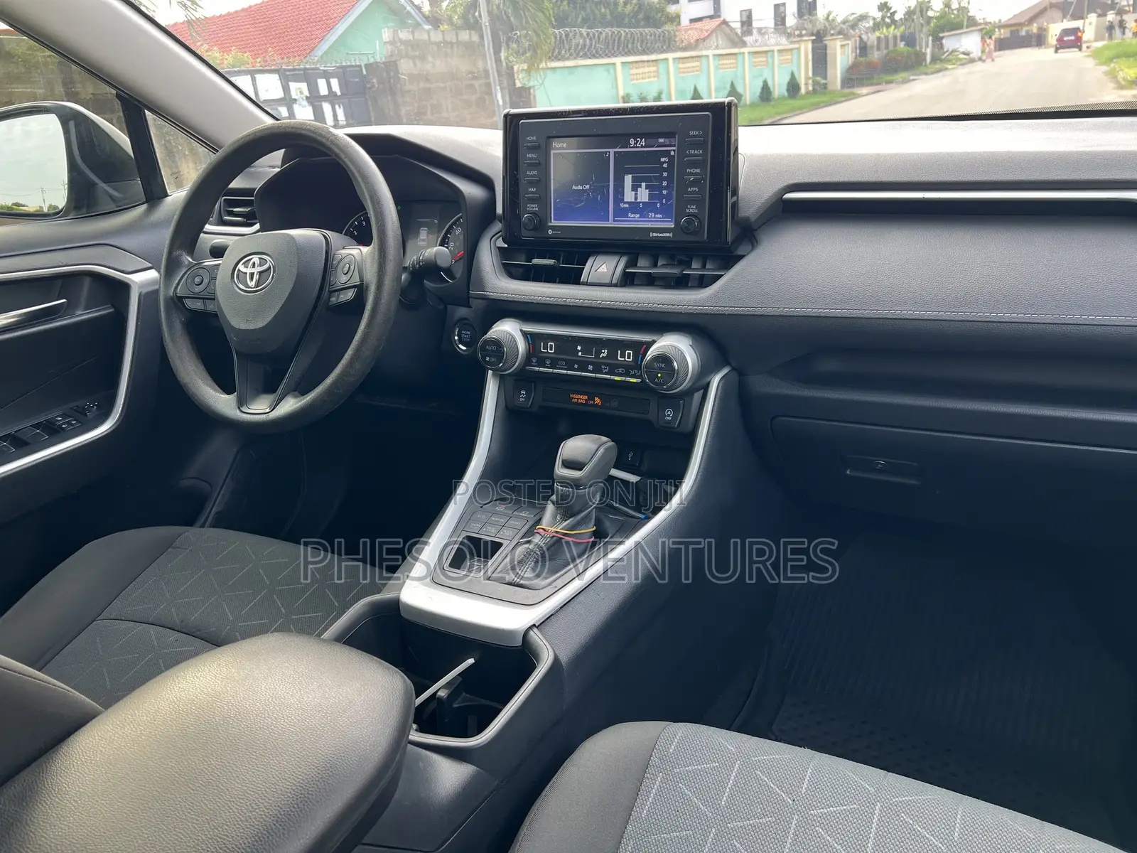 Toyota RAV4 XLE 2022 Silver