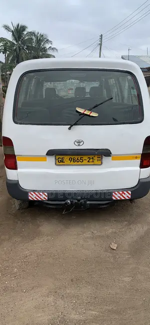 Toyota HiAce 2005 White