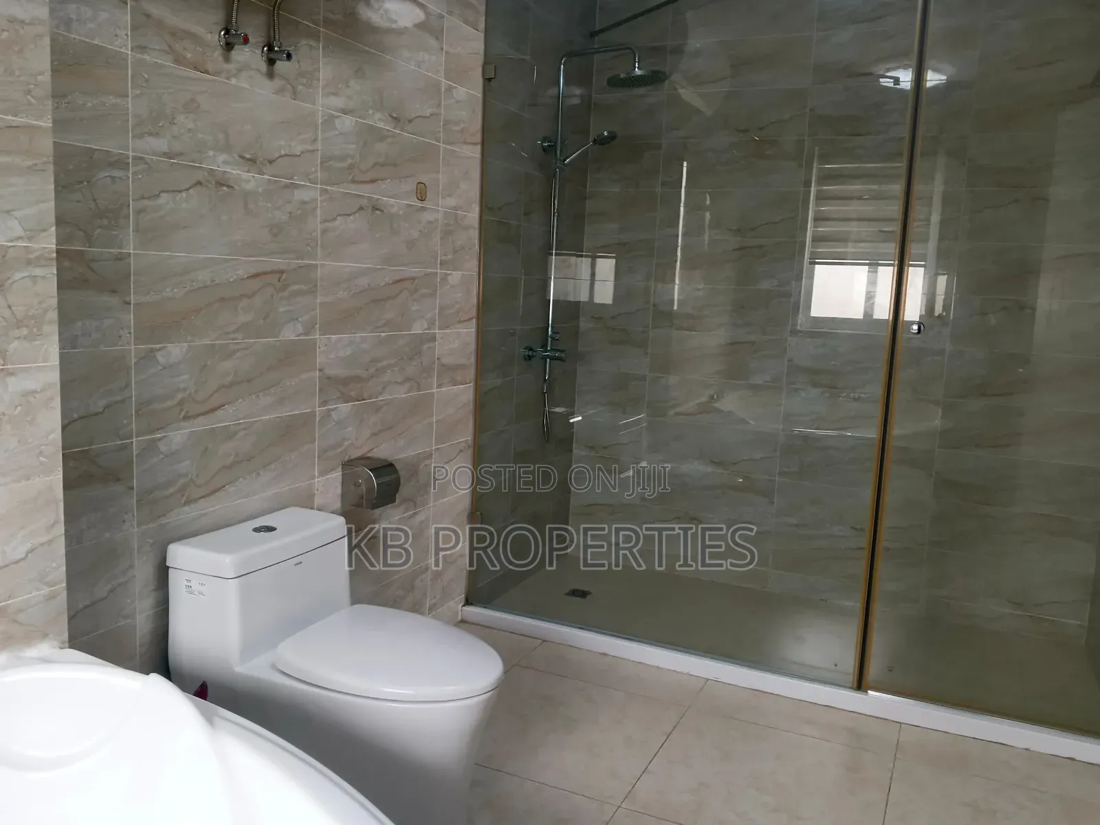 6bdrm House in Kb Properties, Sakumono for rent