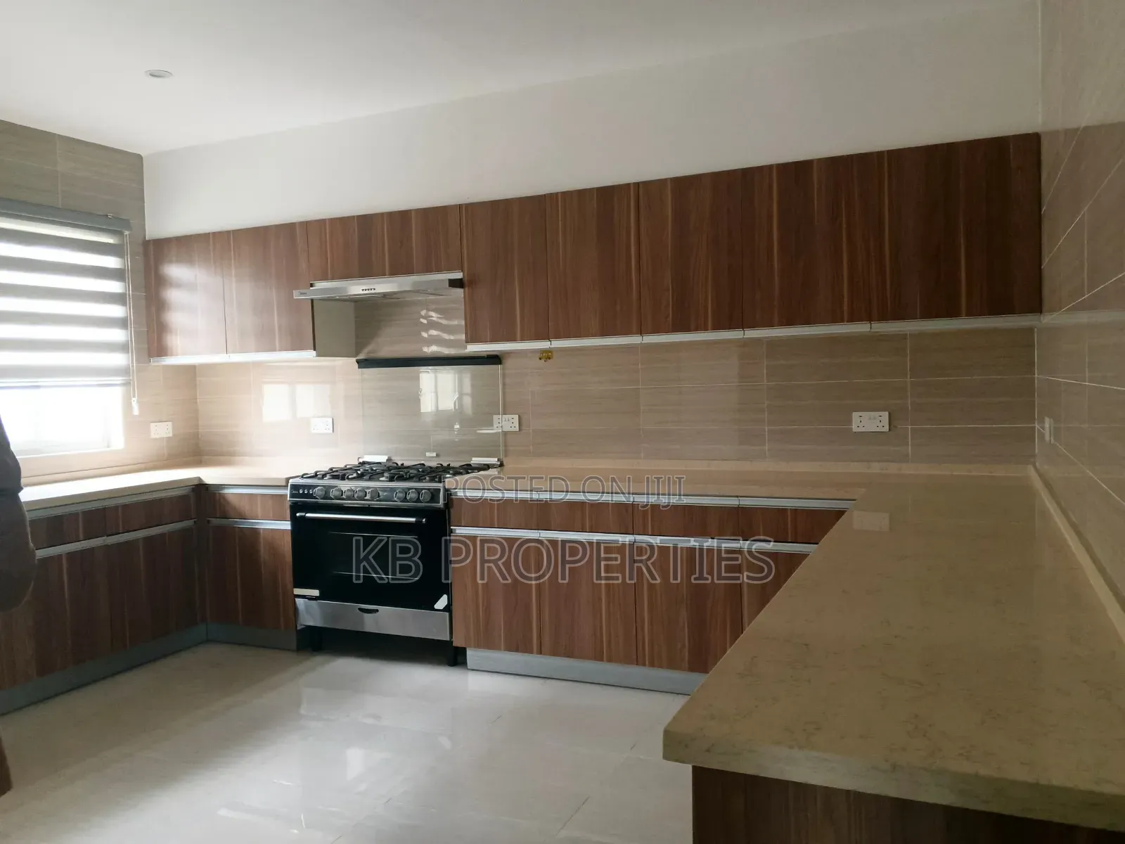 6bdrm House in Kb Properties, Sakumono for rent