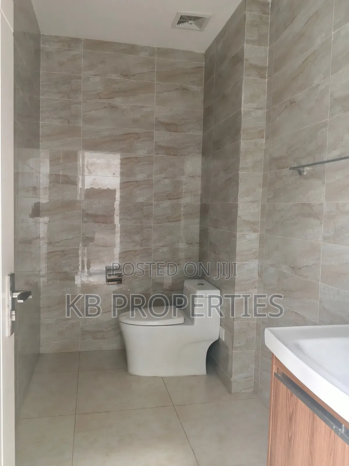 6bdrm House in Kb Properties, Sakumono for rent