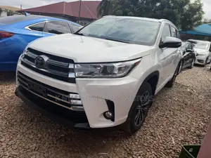 Toyota Highlander XLE 4x4 V6 (3.5L 6cyl 8A) 2018 White