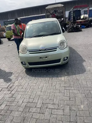 Toyota Sienta 1.5 AWD 2010 Green
