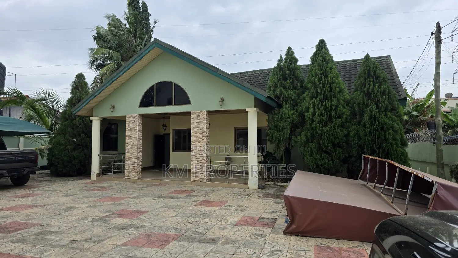 4bdrm Bungalow in Dzorwulu for rent