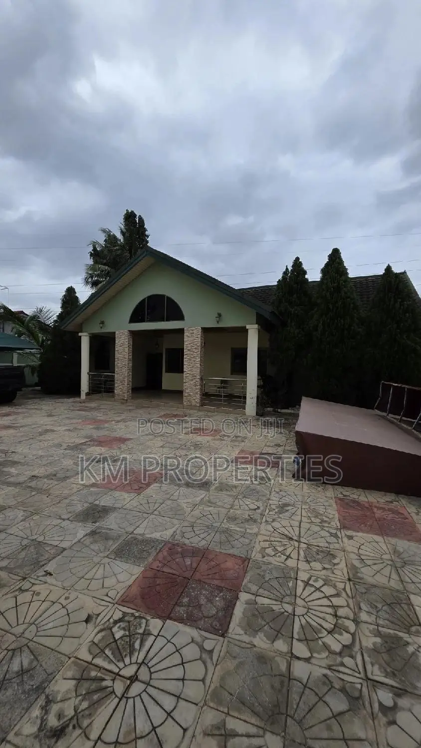 4bdrm Bungalow in Dzorwulu for rent
