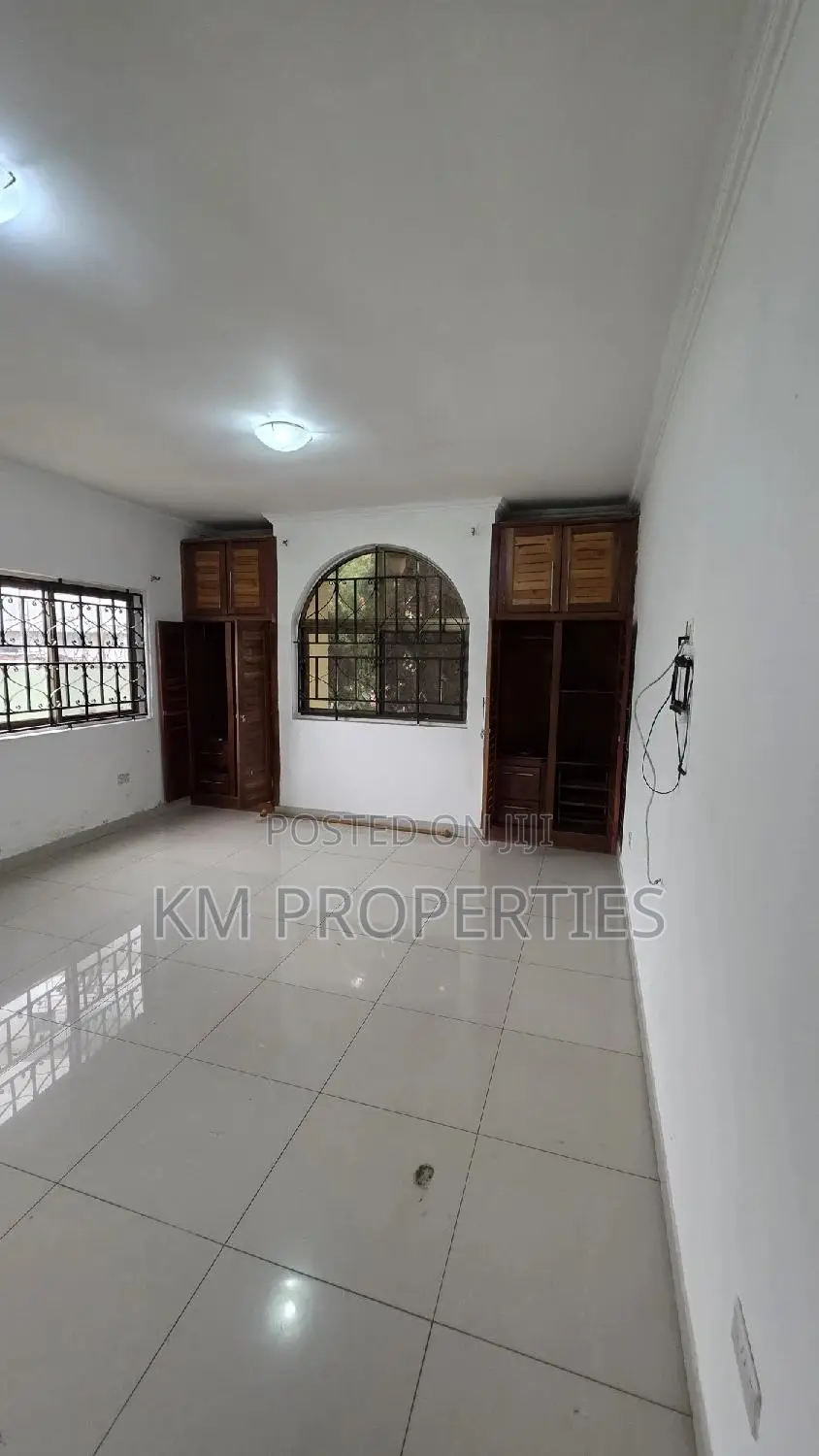 4bdrm Bungalow in Dzorwulu for rent