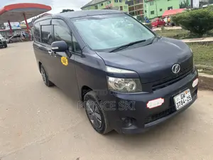 Toyota Voxy X 4WD 8-Seater 2011 Gray