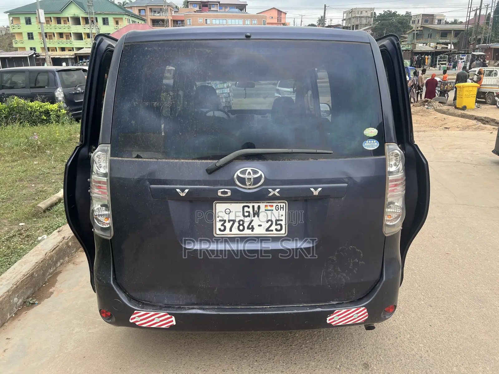 Toyota Voxy X 4WD 8-Seater 2011 Gray