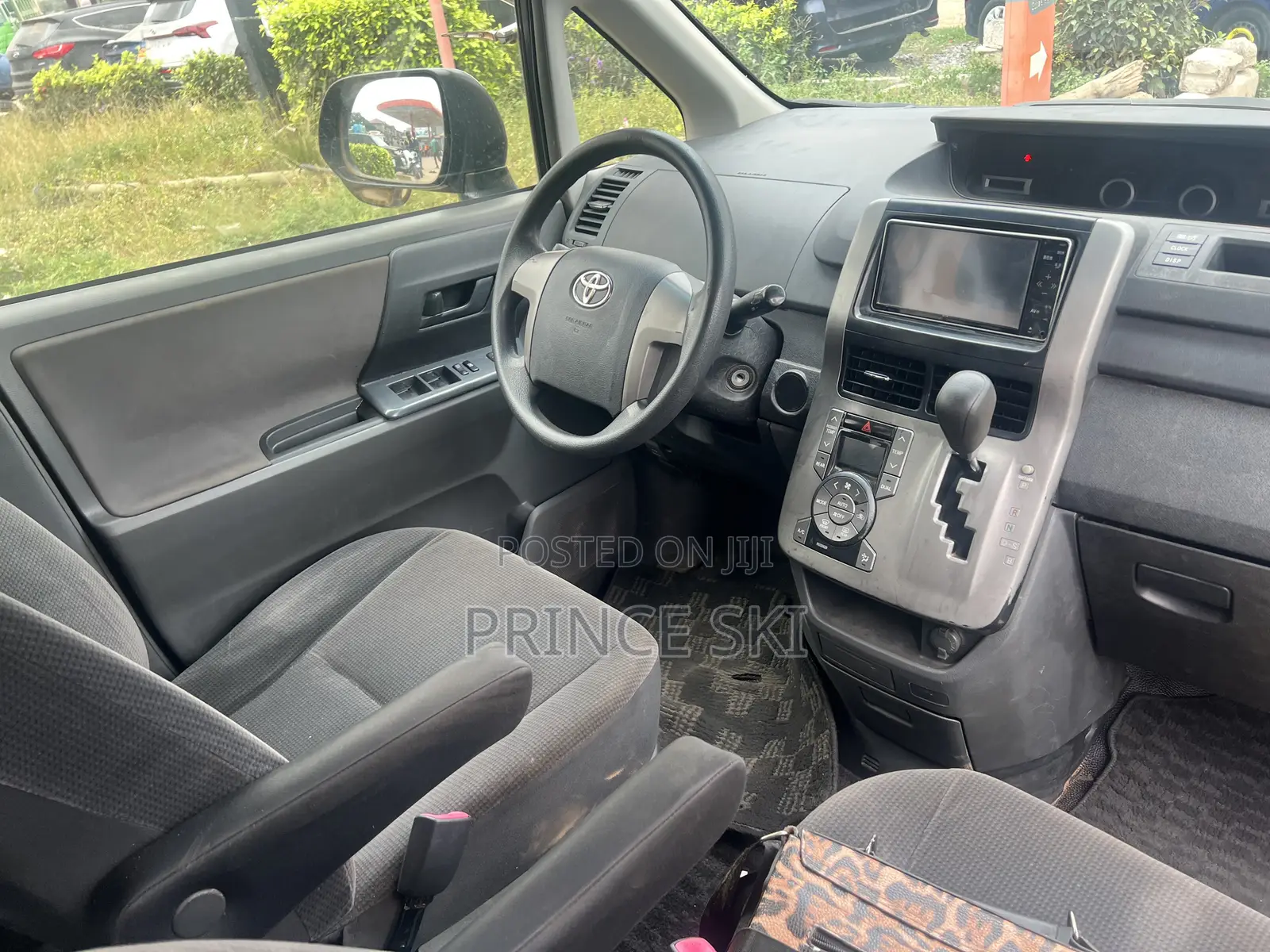 Toyota Voxy X 4WD 8-Seater 2011 Gray