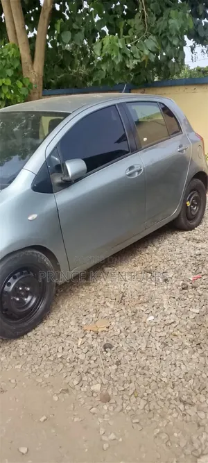 Toyota Yaris Base Hatchback 5dr 2011 Gray