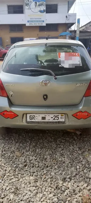 Toyota Yaris Base Hatchback 5dr 2011 Gray