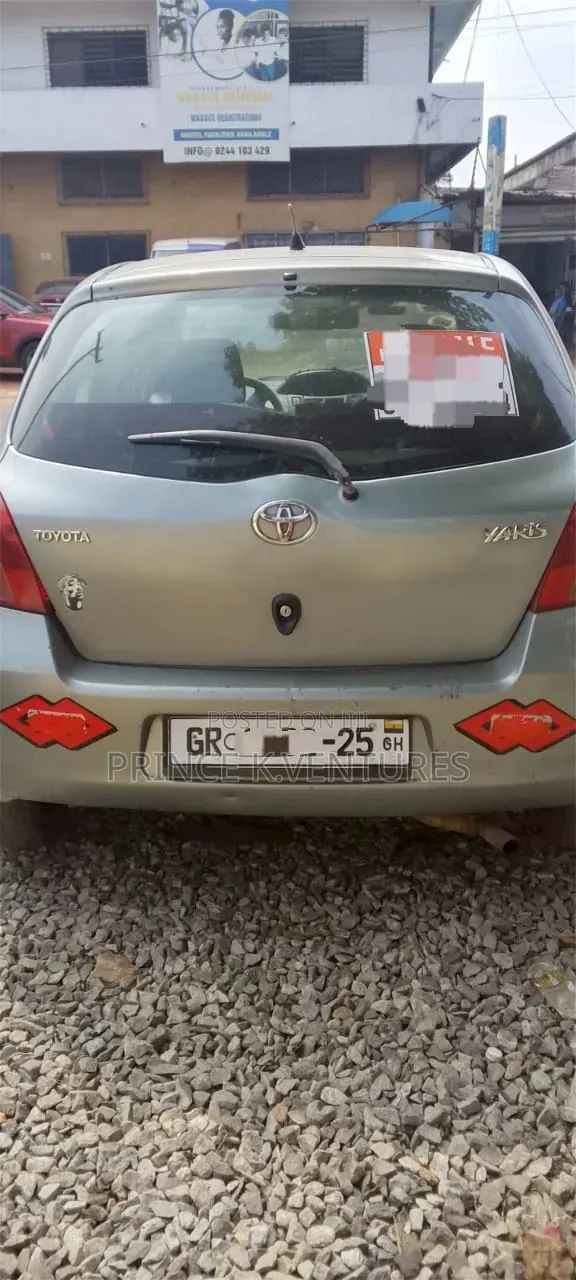 Toyota Yaris Base Hatchback 5dr 2011 Gray