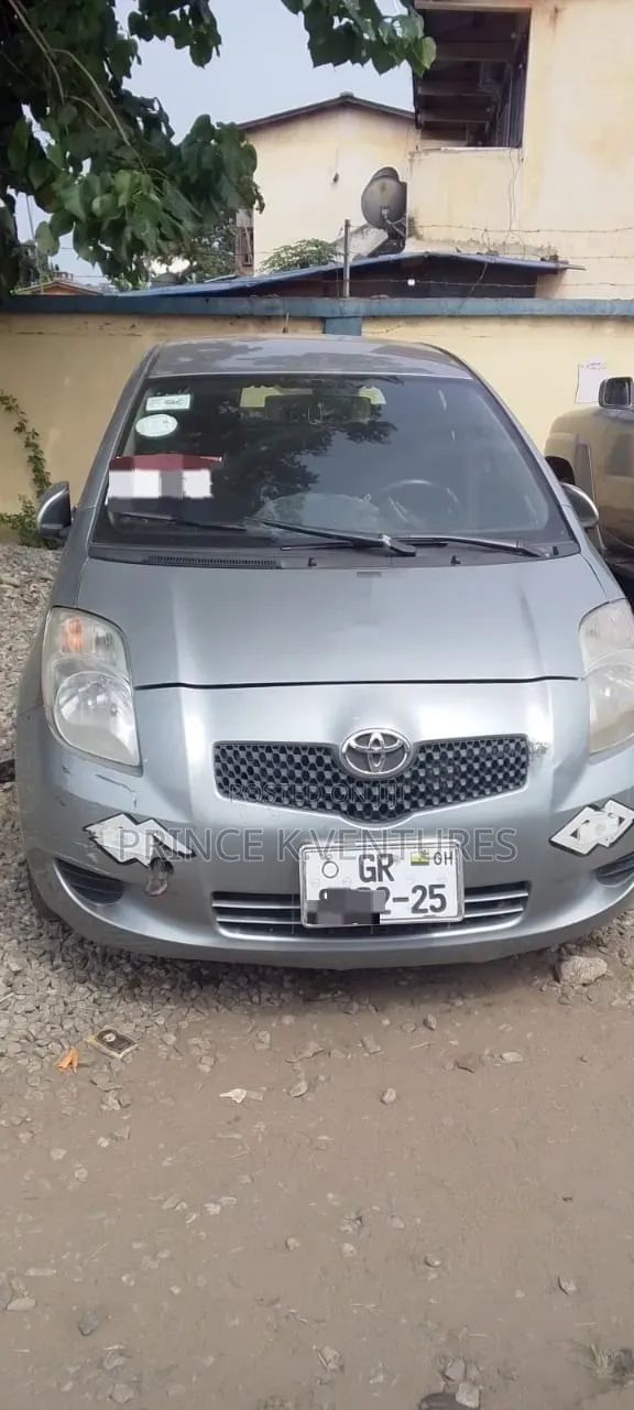 Toyota Yaris Base Hatchback 5dr 2011 Gray