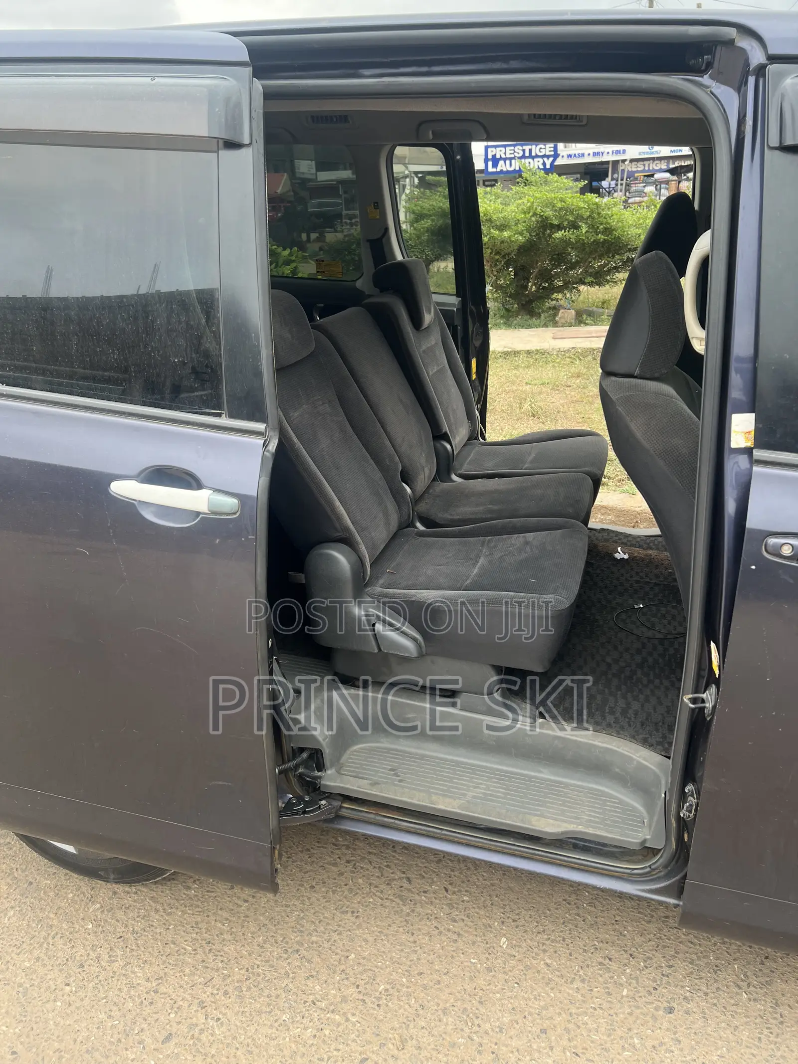 Toyota Voxy X 4WD 8-Seater 2011 Gray