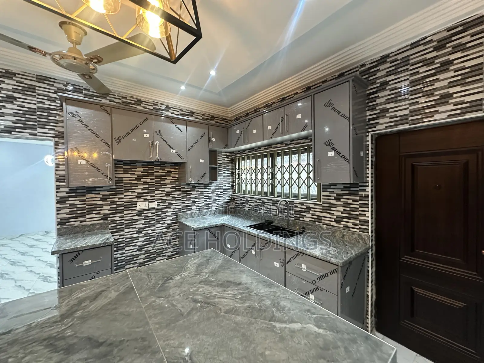4bdrm House in School Junction for rent