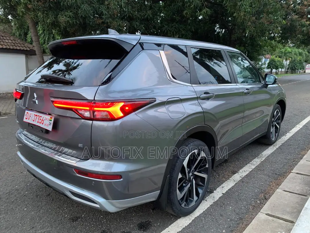 Mitsubishi Outlander SE 2023 Silver