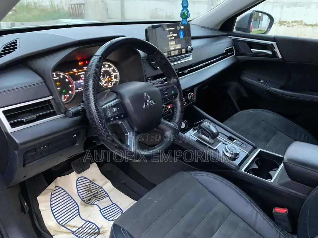 Mitsubishi Outlander SE 2023 Silver