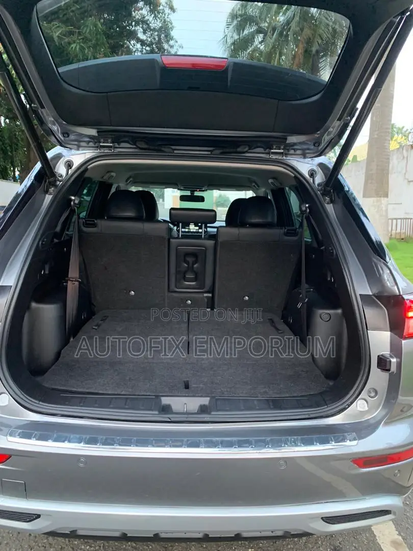 Mitsubishi Outlander SE 2023 Silver