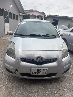 Toyota Vitz 1.3 FWD 5dr 2010 Silver